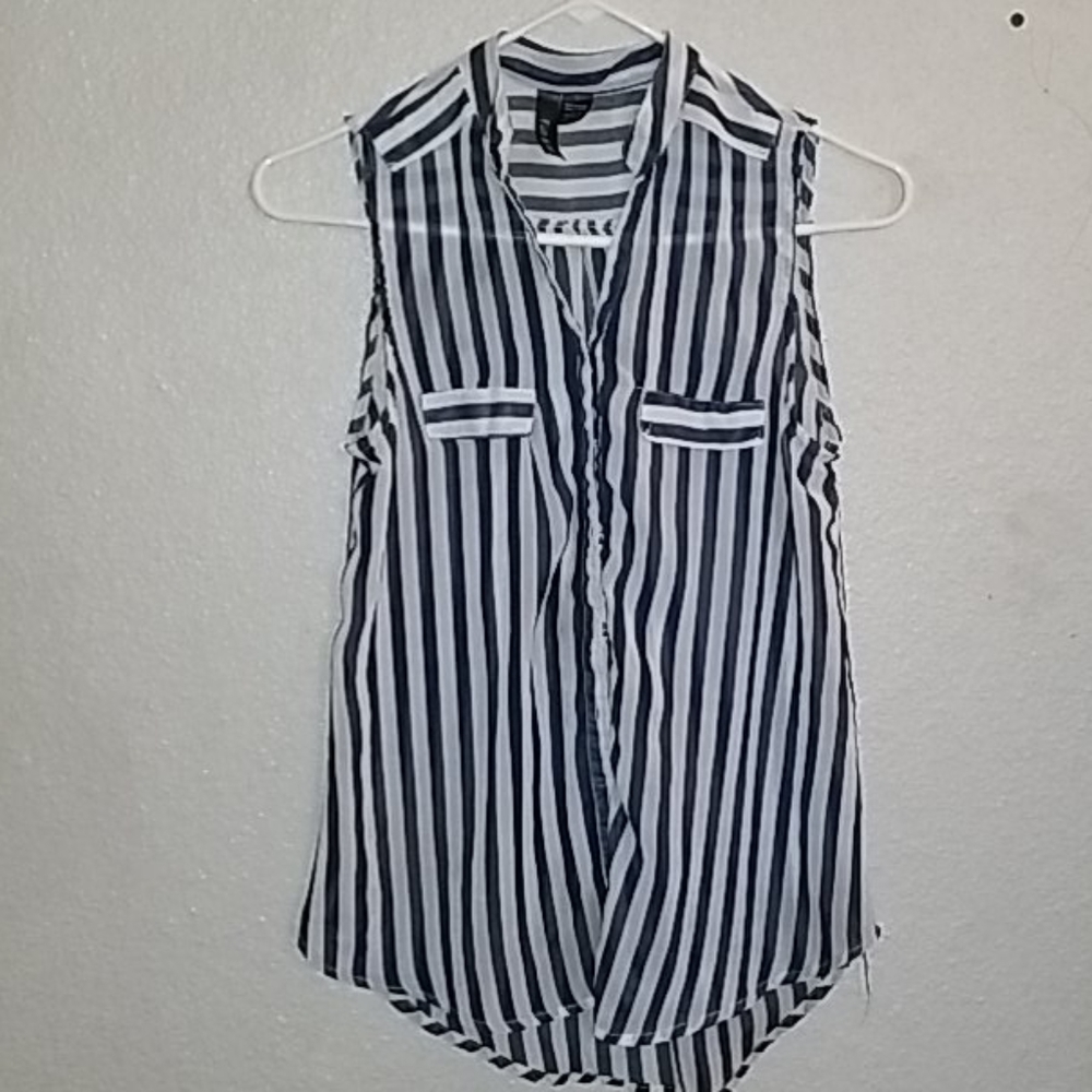 Very cute black and white top!